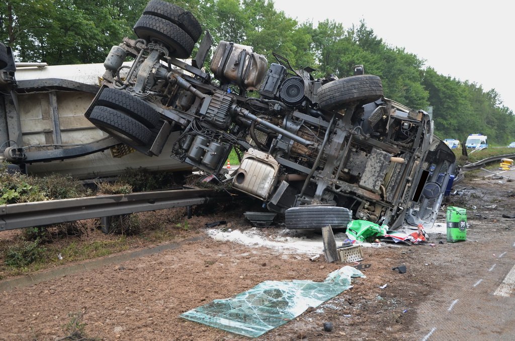 LKW umgestuerzt A 1 Rich Saarbruecken P005.JPG